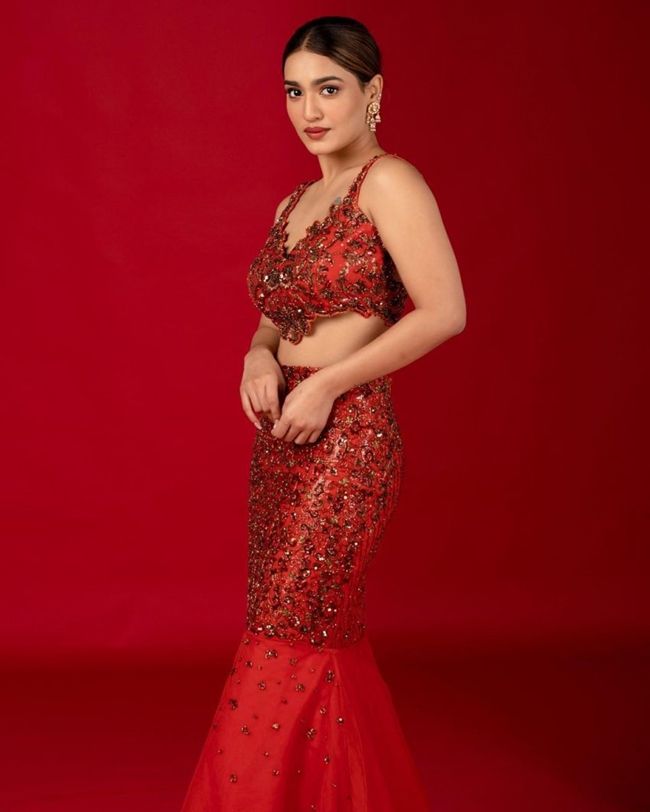 Saniya Iyappan Lovely Vintage Looks In Black N White